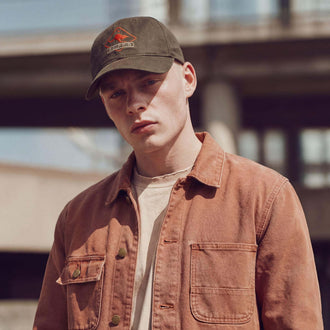 bruin (mannelijk model Pete Delorette)