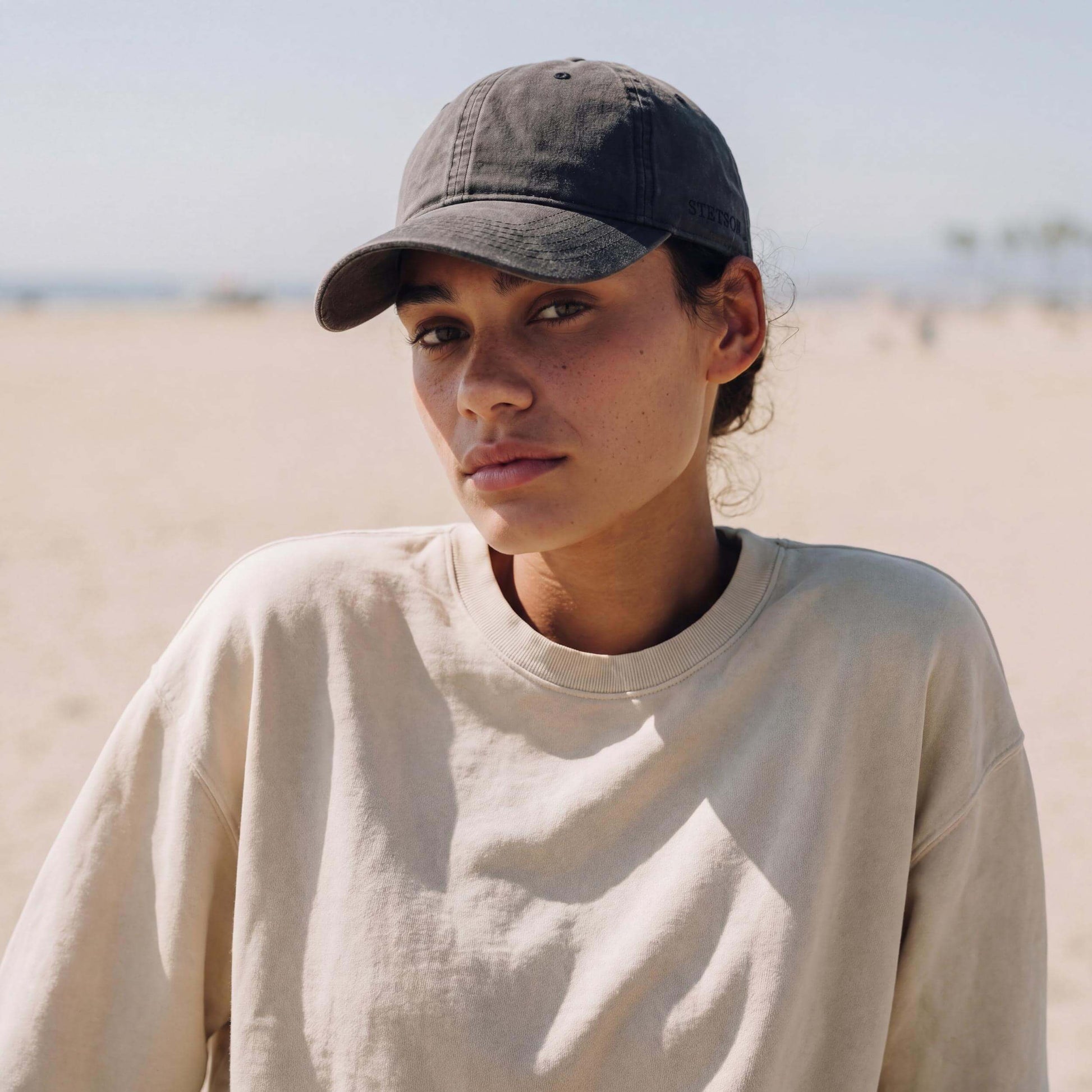 schwarz (female-model Sandra Smith)