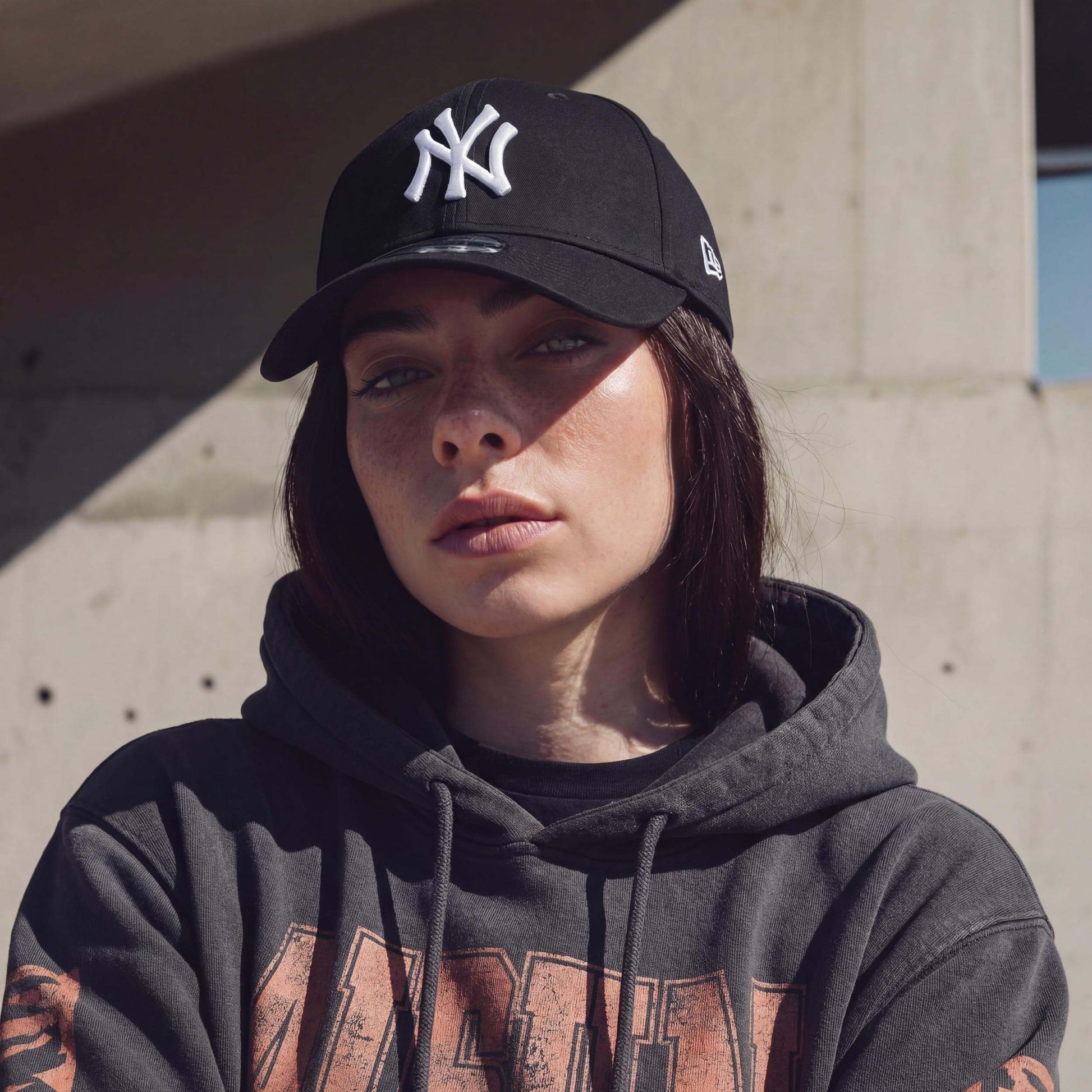 schwarz (female-model Hazel Bourne)