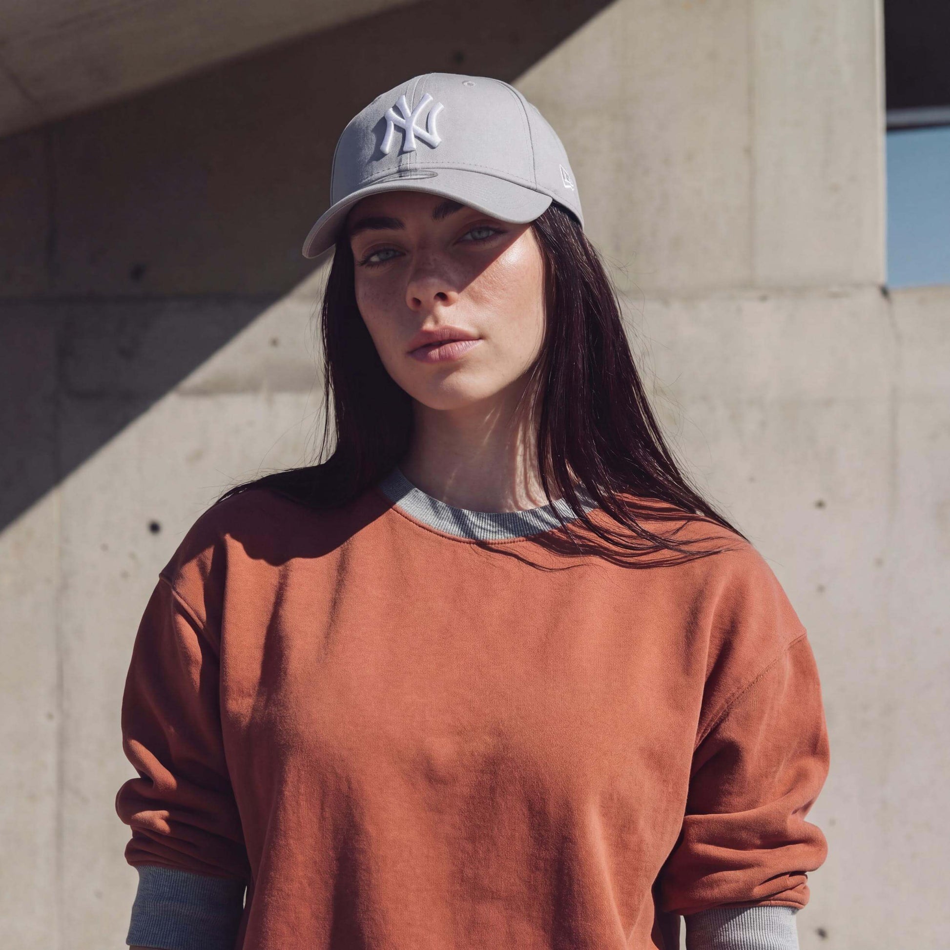 grau (female-model Zara Slater)