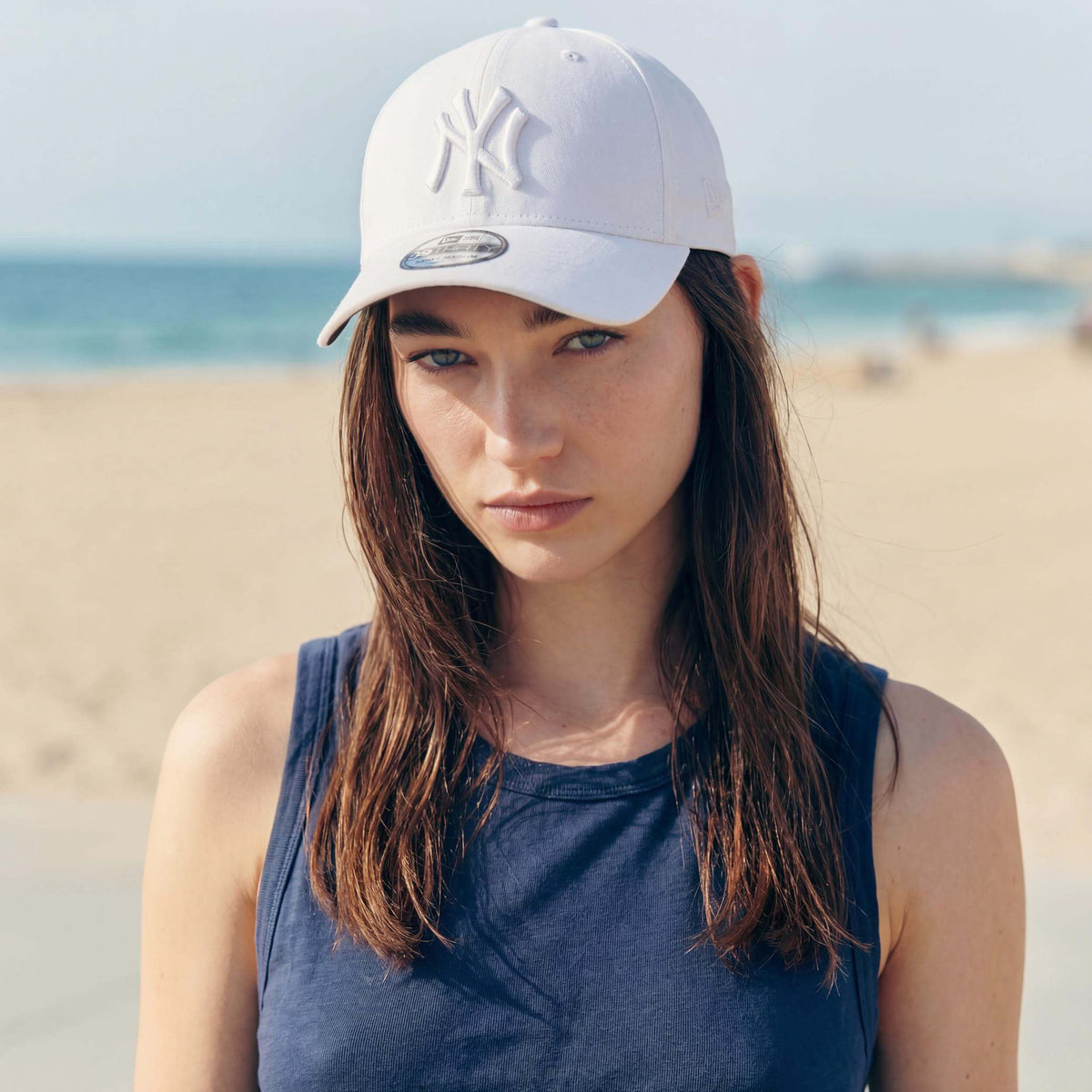 weiß (female-model Monique Iverson)