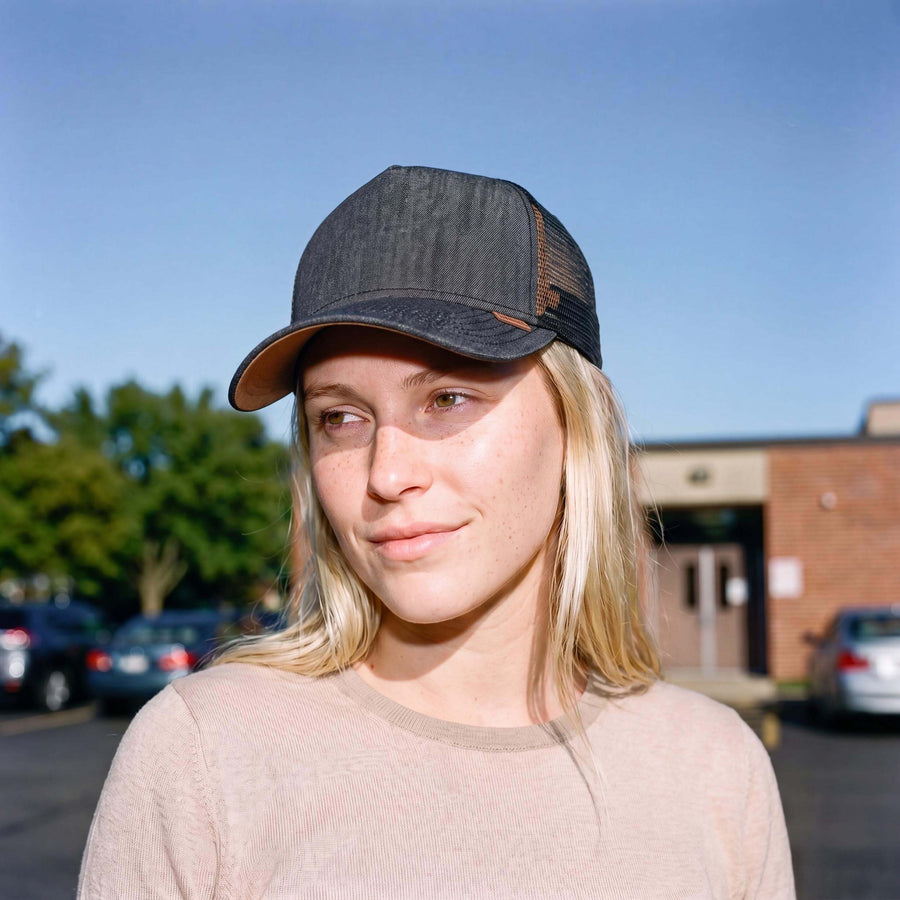schwarz (female-model)