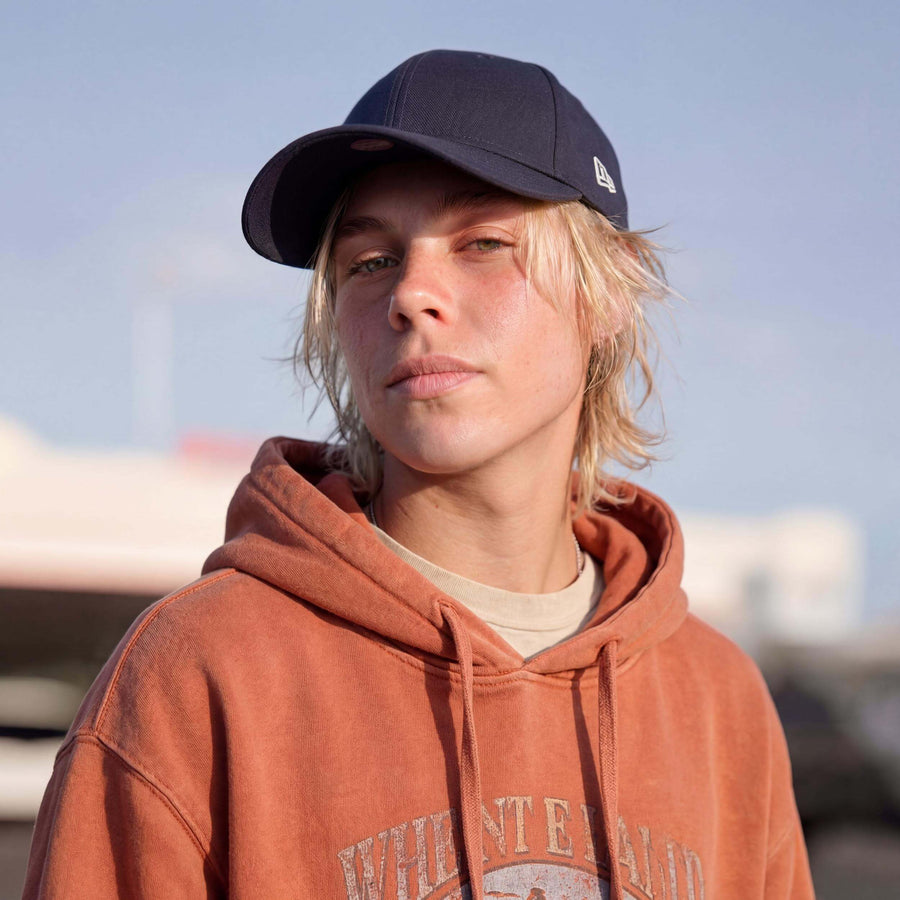 blau (male-model James Lavender)