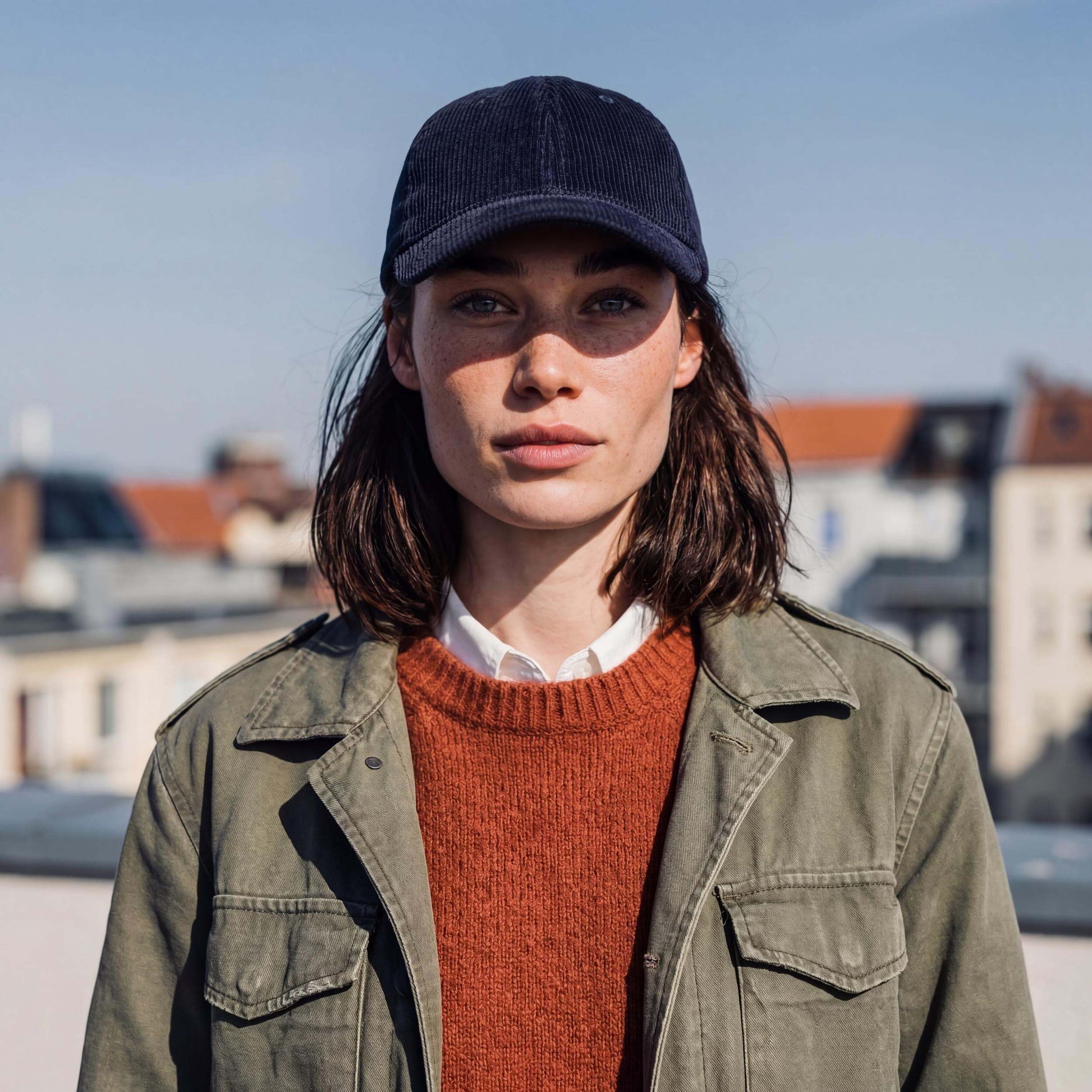 blau (female-model Hazel Bourne)