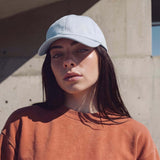hellblau (female-model Monique Iverson)