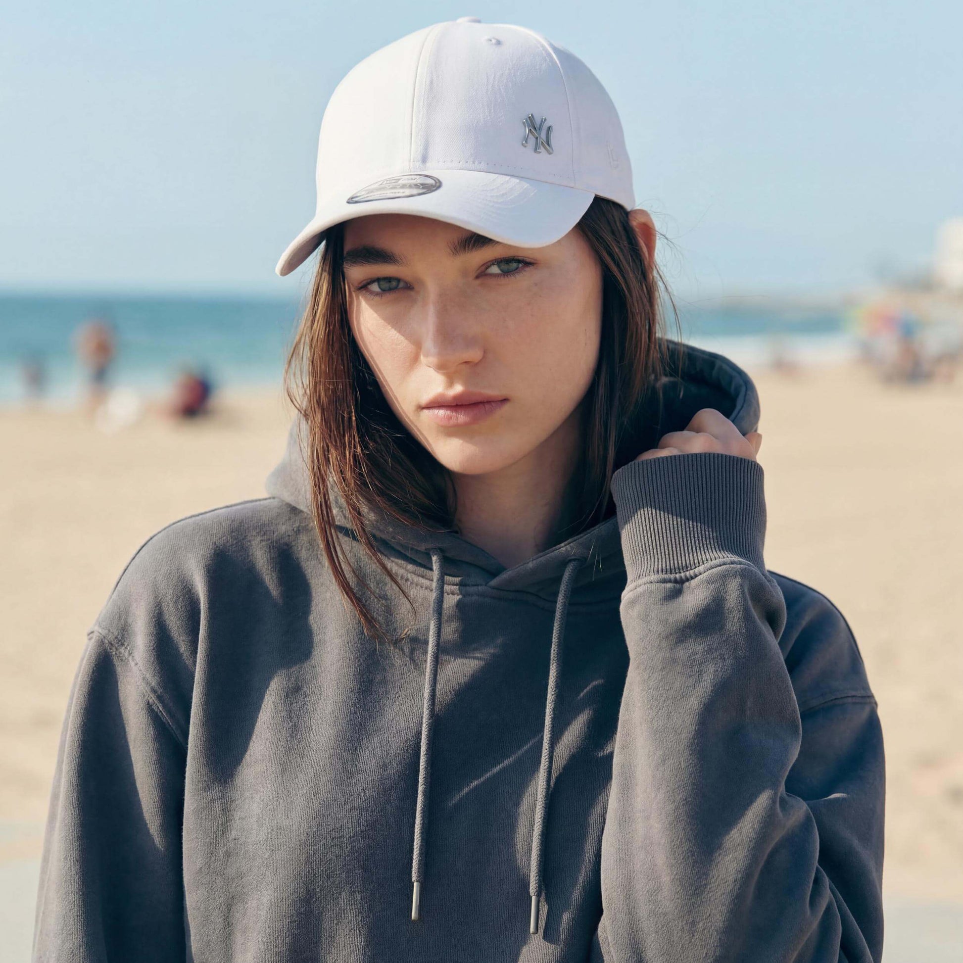 weiß (female-model Monique Iverson)