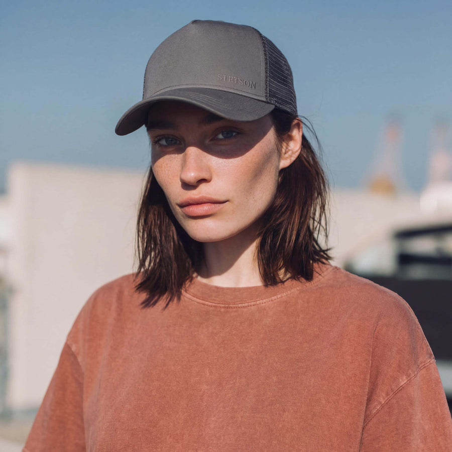 grau (female-model Zara Slater)