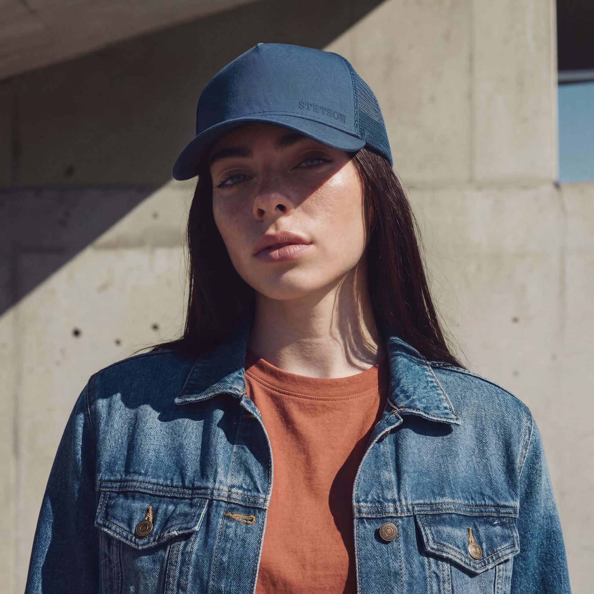 dunkelblau (female-model Sabrina Sanchez)