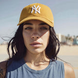 gelb (female-model Annabel Oharra)