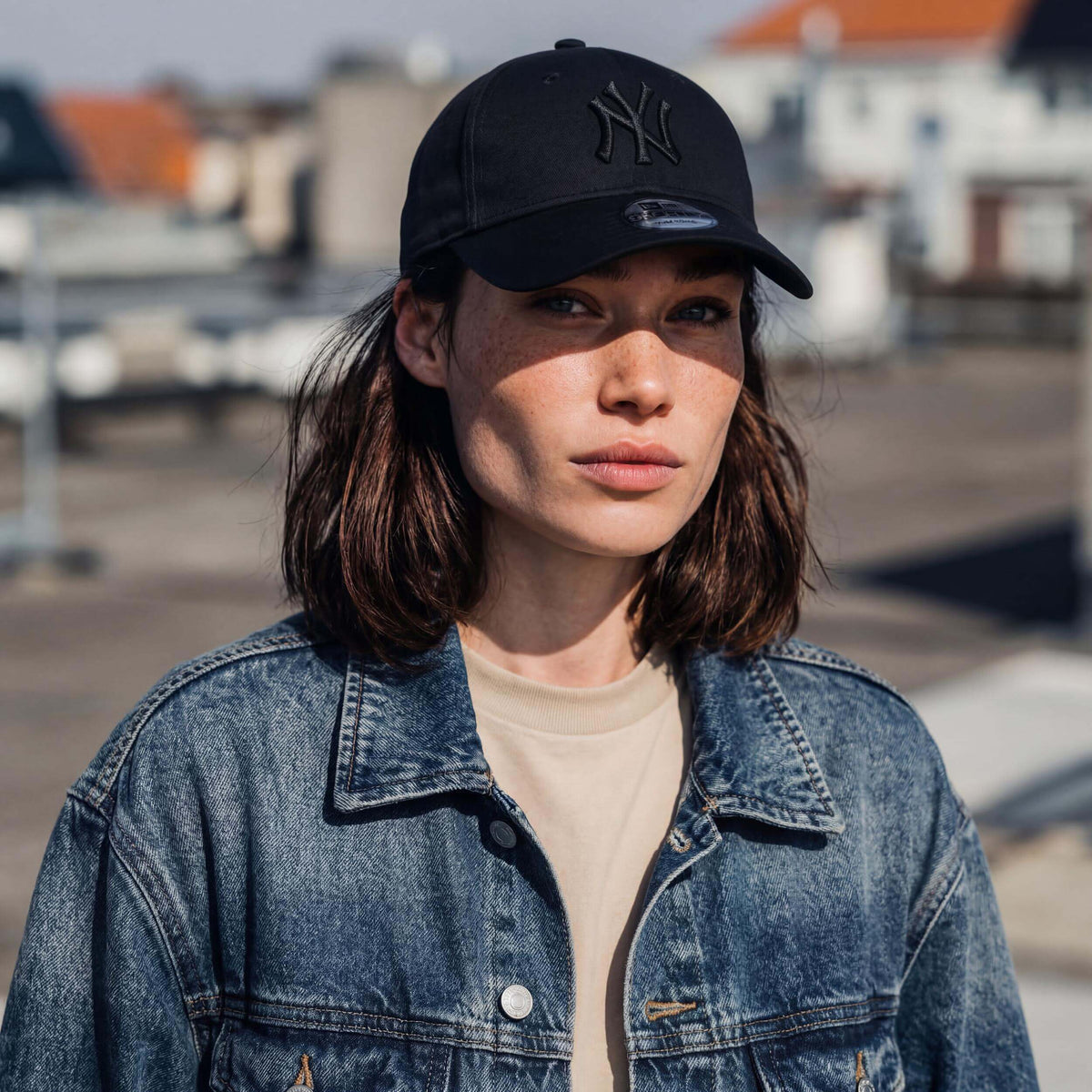 schwarz (female-model Hazel Bourne)