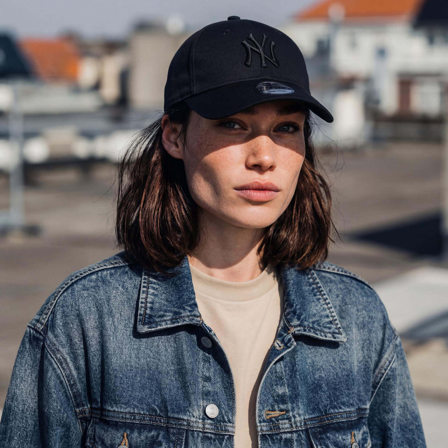 schwarz (female-model Hazel Bourne)