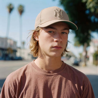khaki (mannelijk model Carl Sanchez)