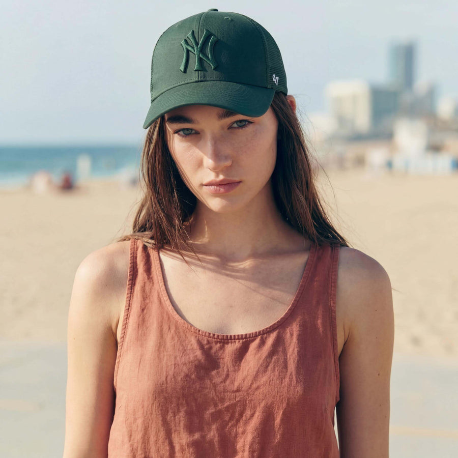 dunkelgrün (female-model Hazel Bourne)