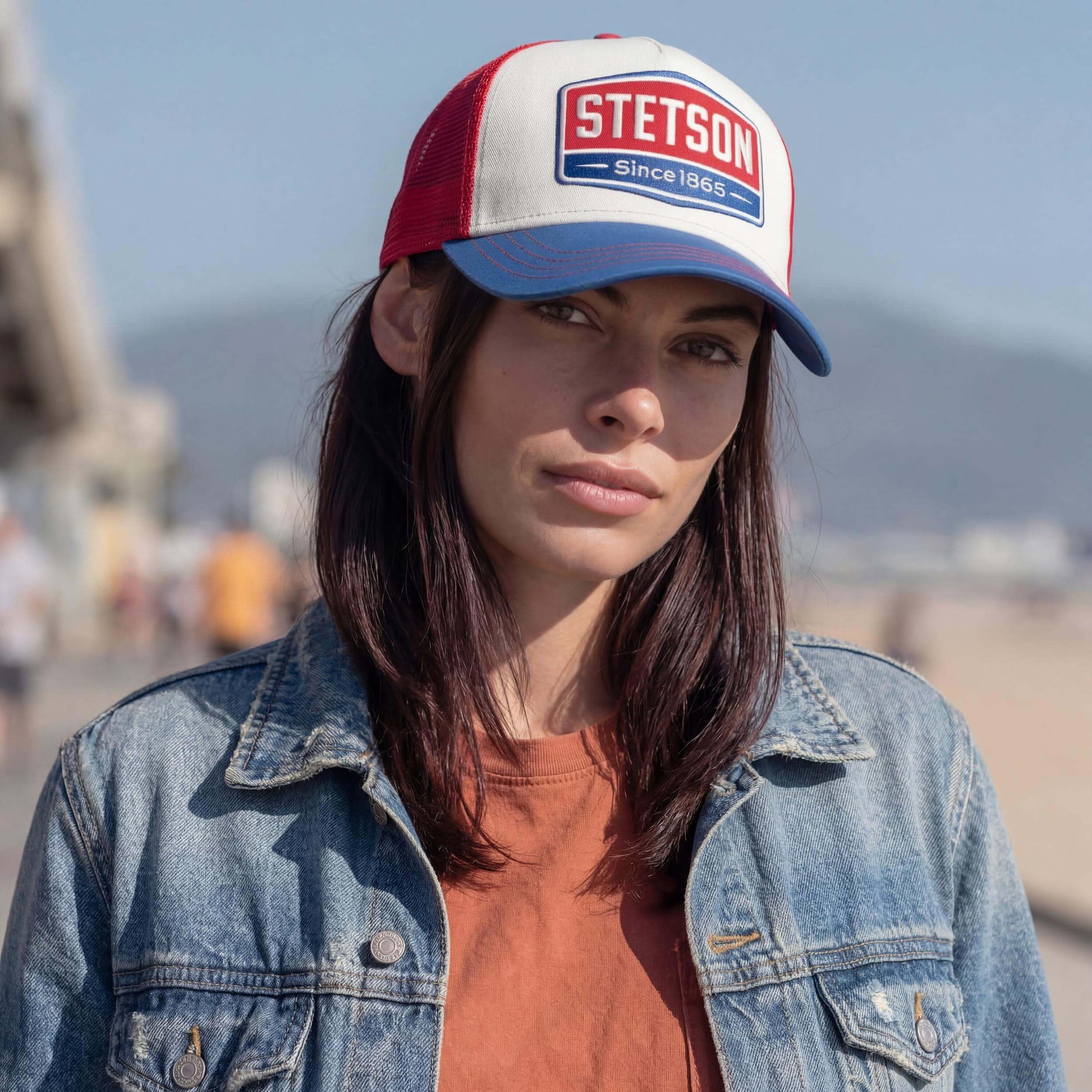 blau-rot (female-model Ricci Amber)