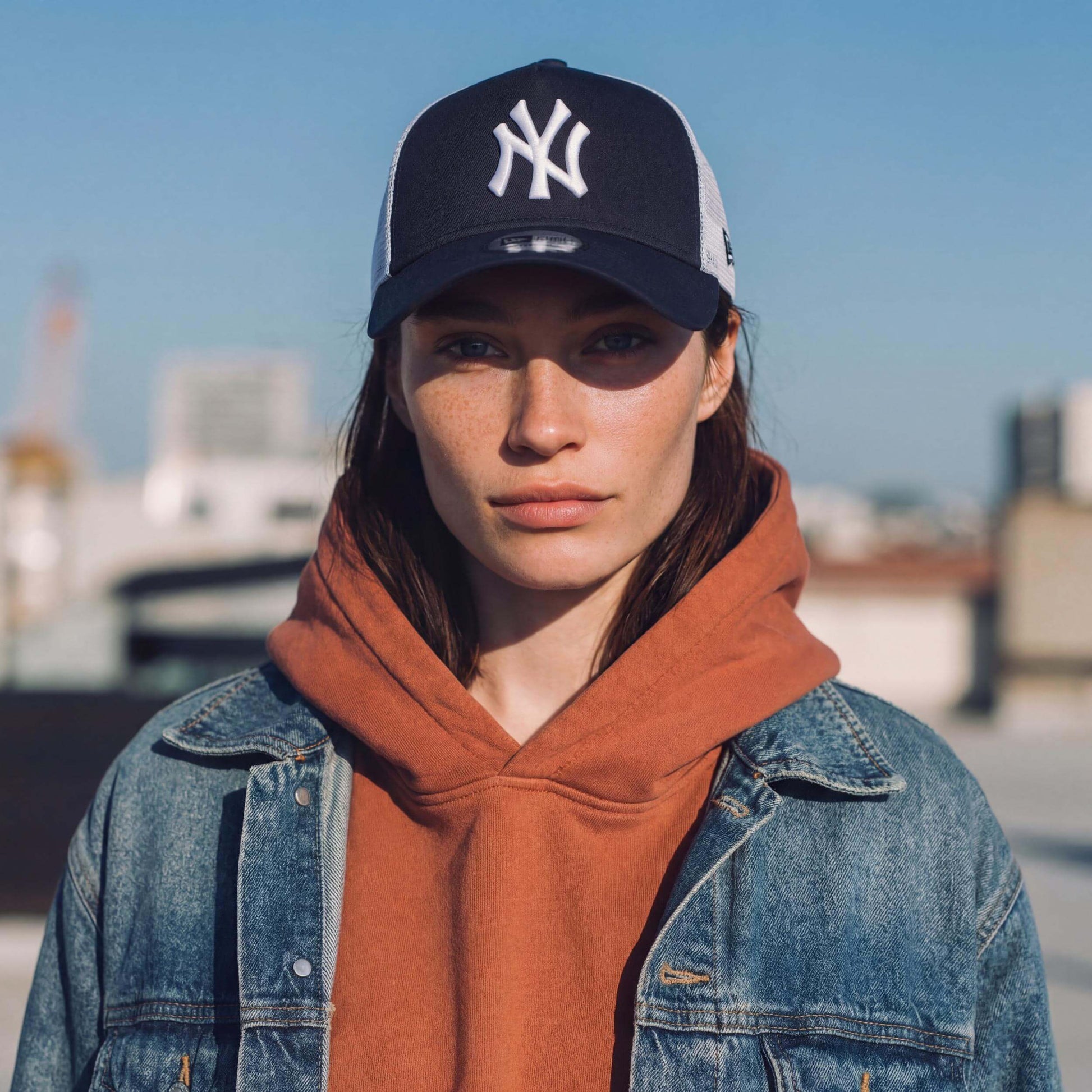 dunkelblau (female-model Bec Rabanne)