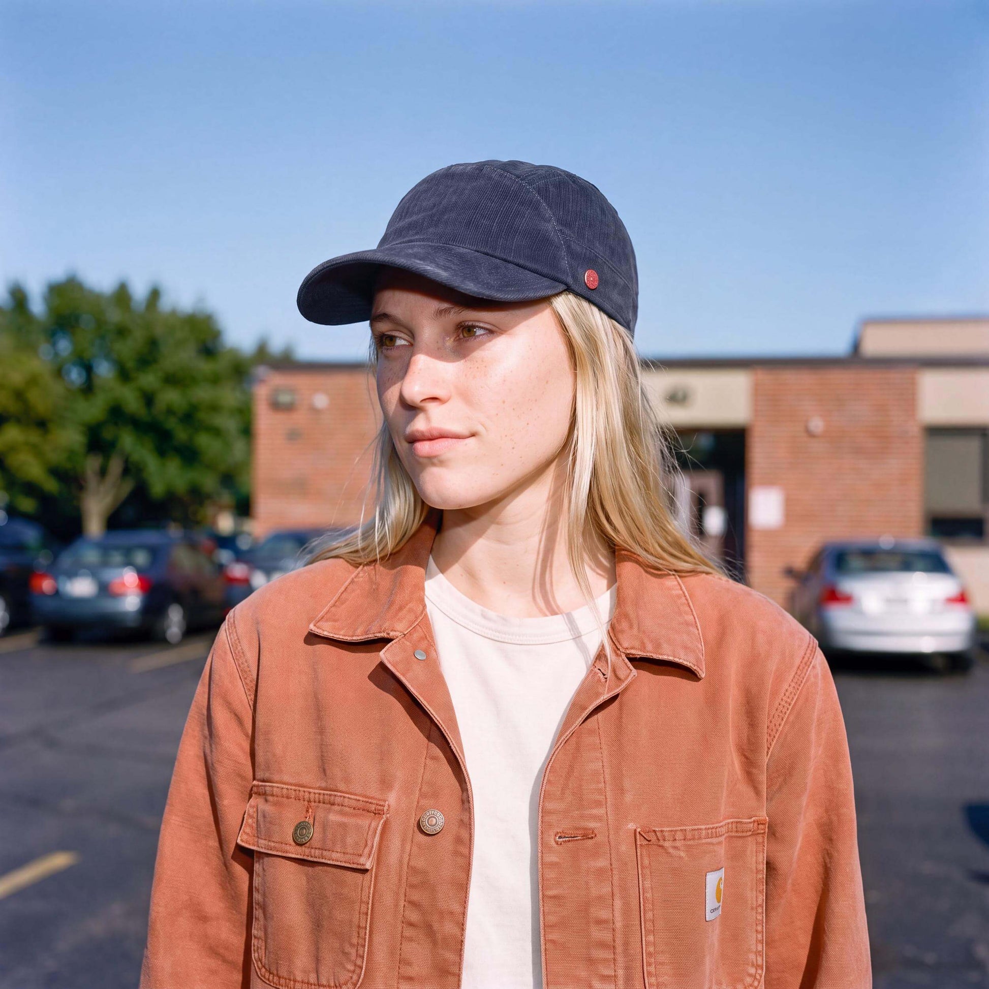 blau (female-model)
