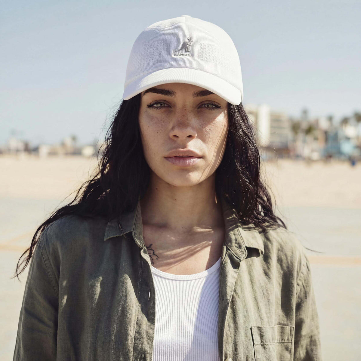 weiß (female-model Hazel Bourne)