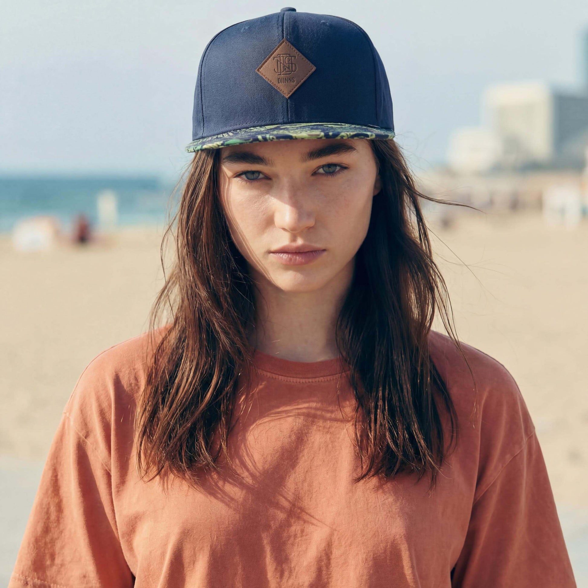 dunkelblau (female-model Zara Slater)