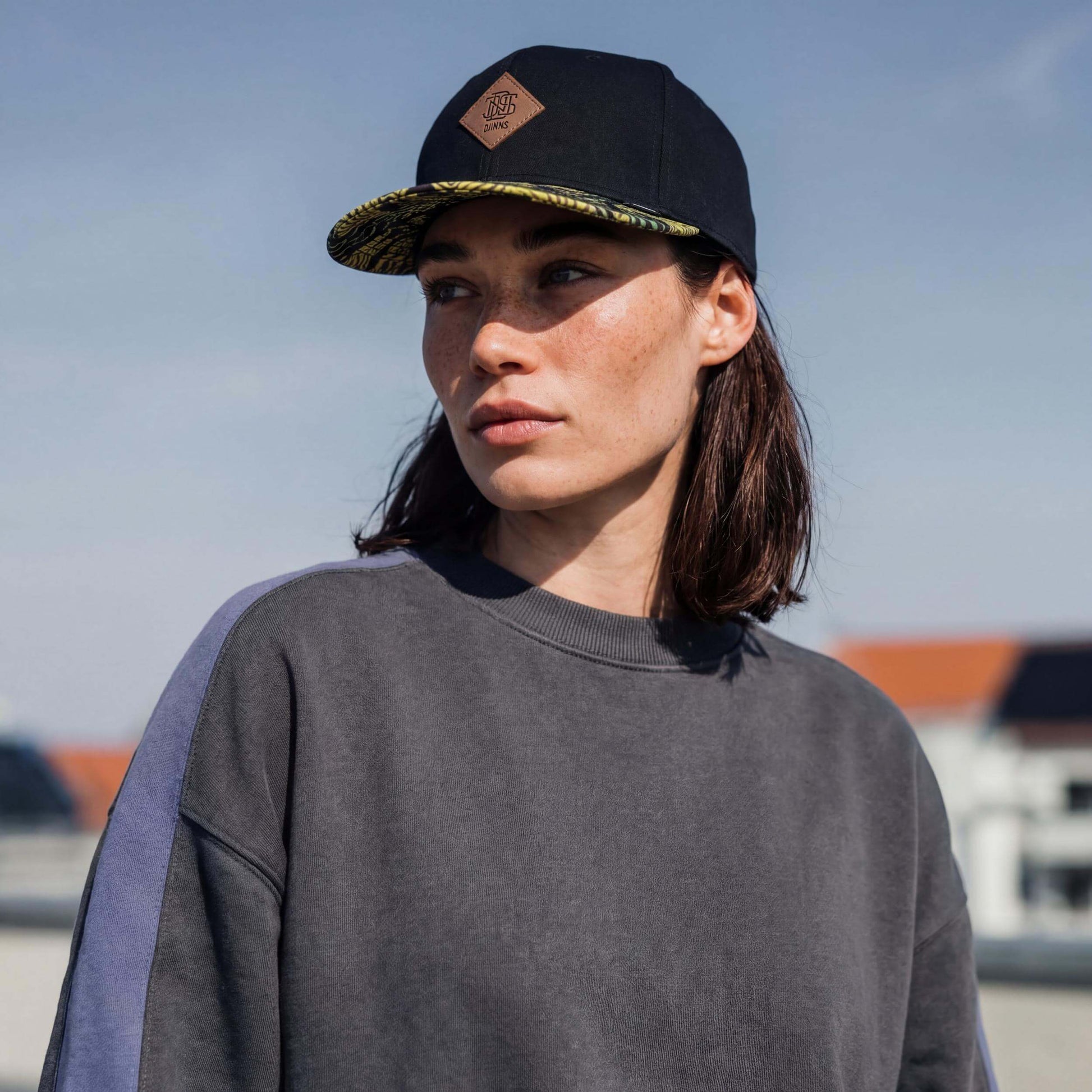 schwarz (female-model Sabrina Sanchez)