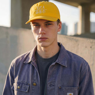 geel (mannelijk model Tony Cenic)