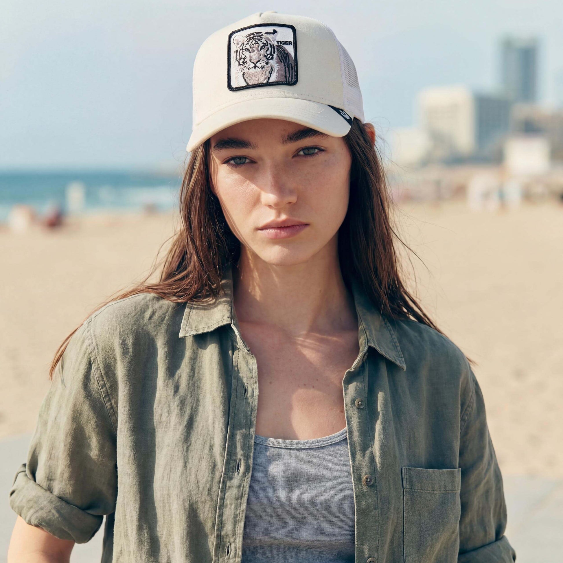 weiß (female-model Ricci Amber)