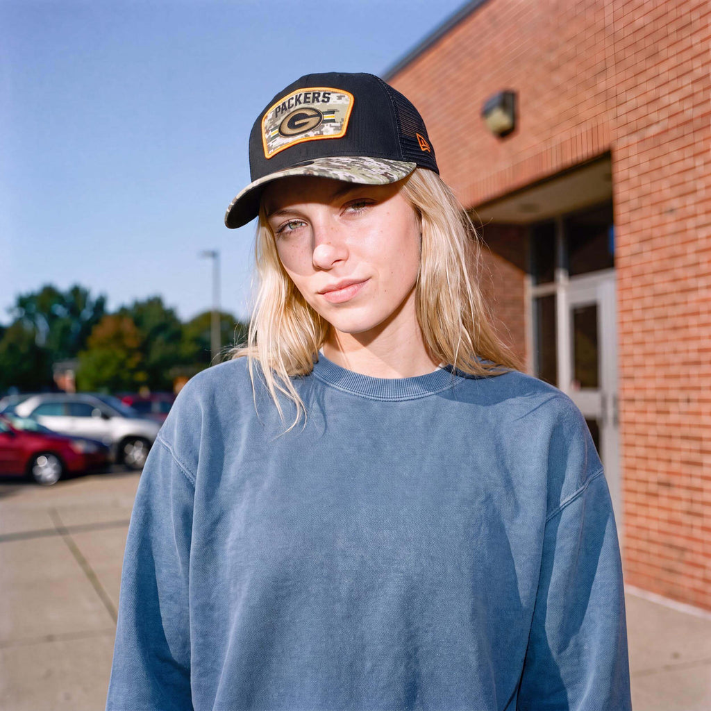 schwarz (female-model)