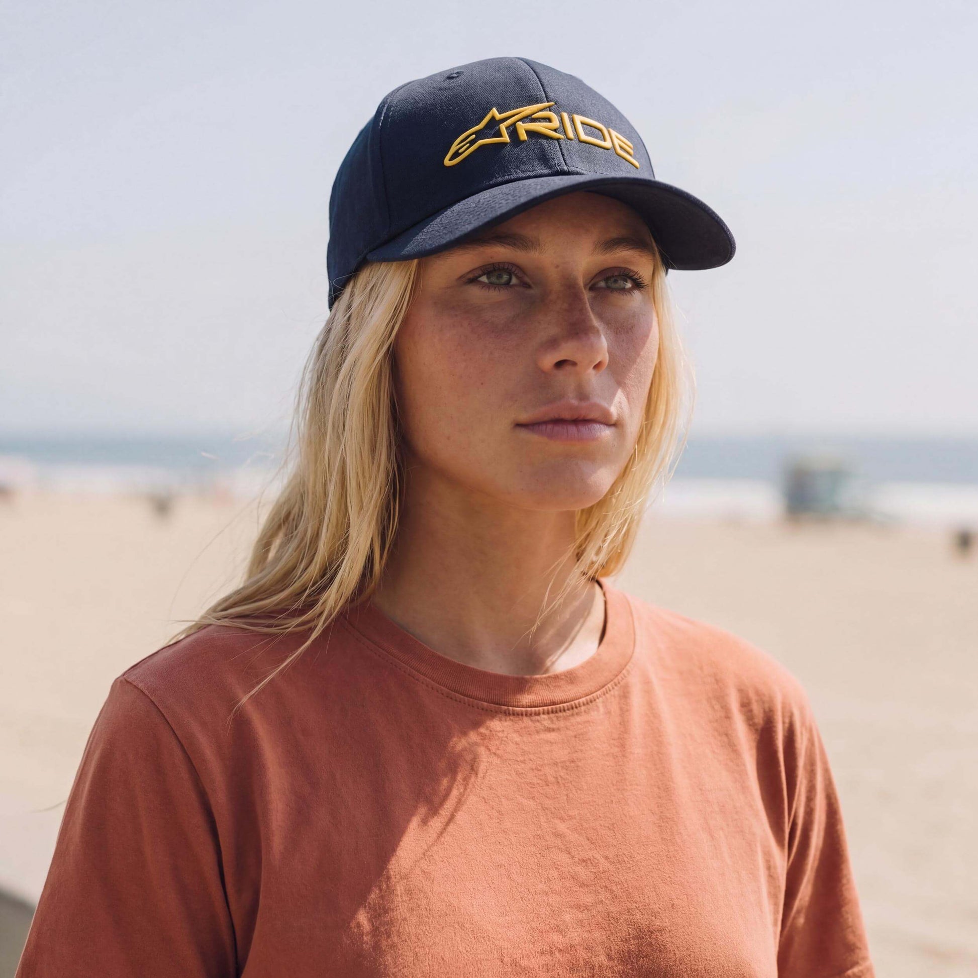 dunkelblau (female-model Natalie Polino)