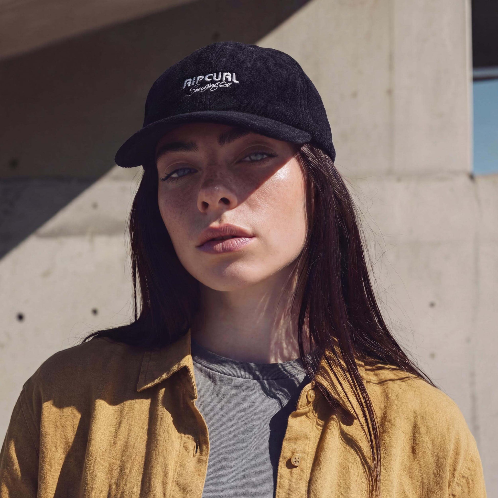 schwarz (female-model Annabel Oharra)