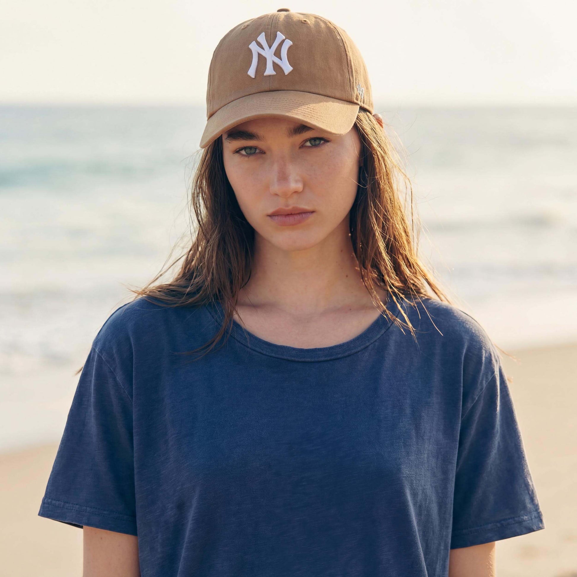 dunkelbeige (female-model Sabrina Sanchez)