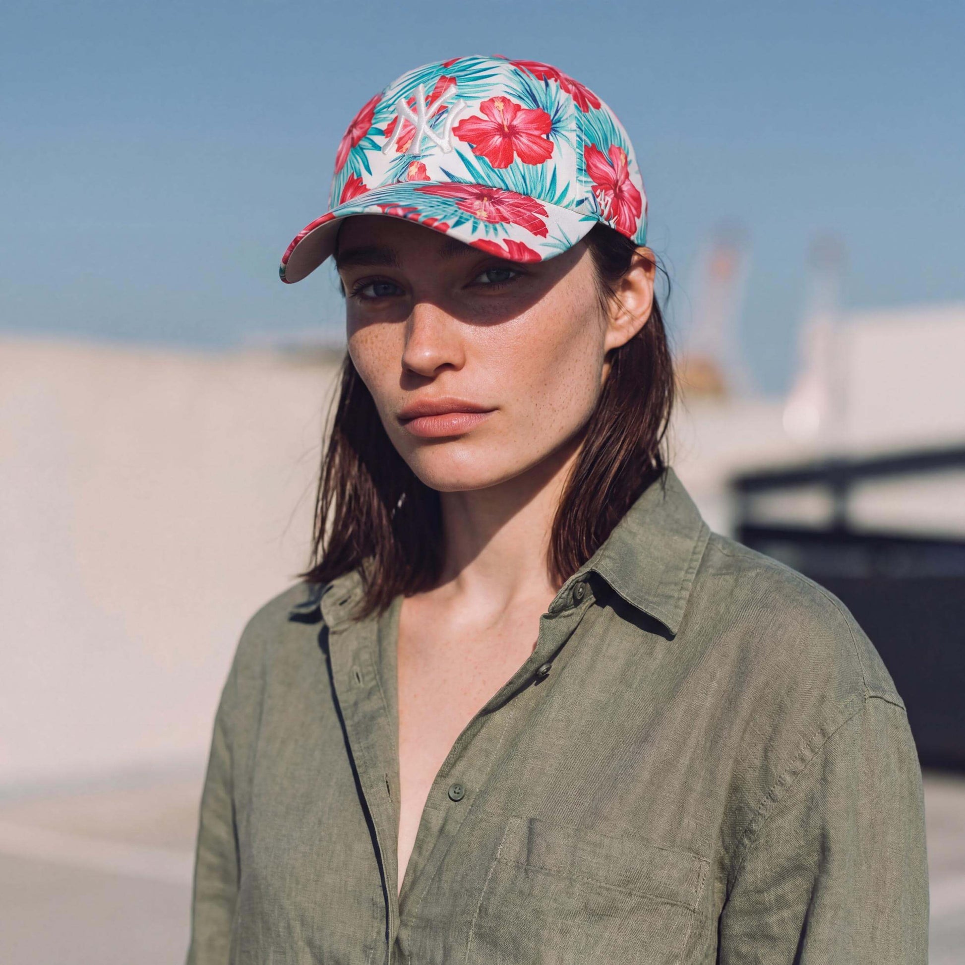 weiß-rot (female-model Hazel Bourne)