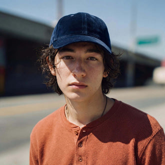 donkerblauw (mannelijk model Luke Fermer)