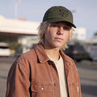 olijfgroen (mannelijk model Luke Fermer)