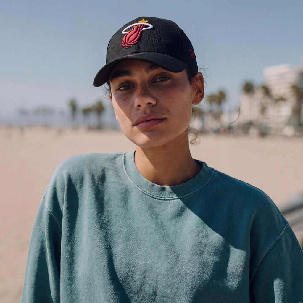 schwarz (female-model Natalie Polino)