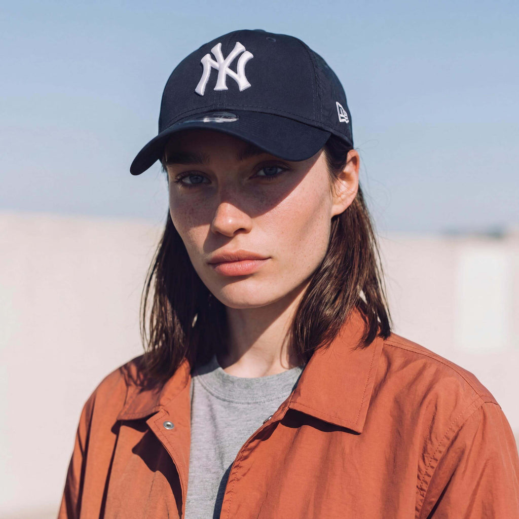 dunkelblau (female-model Bec Rabanne)