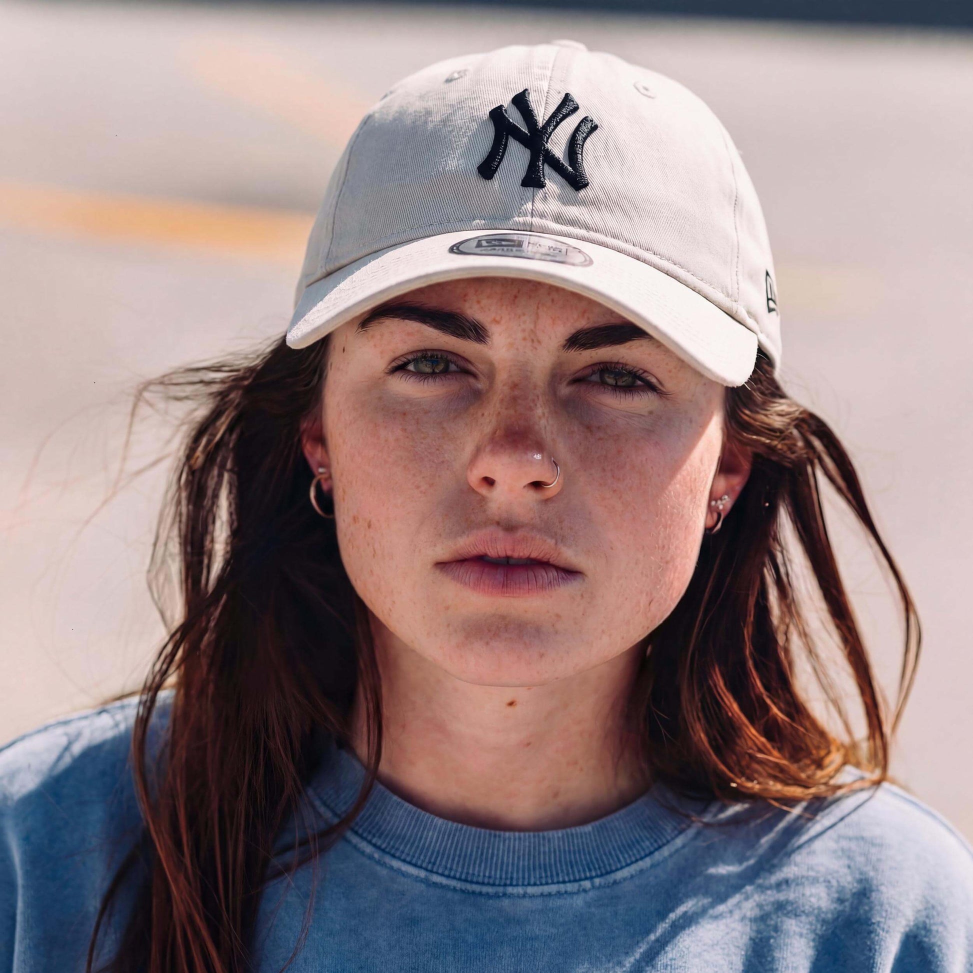 grau (female-model Zara Slater)