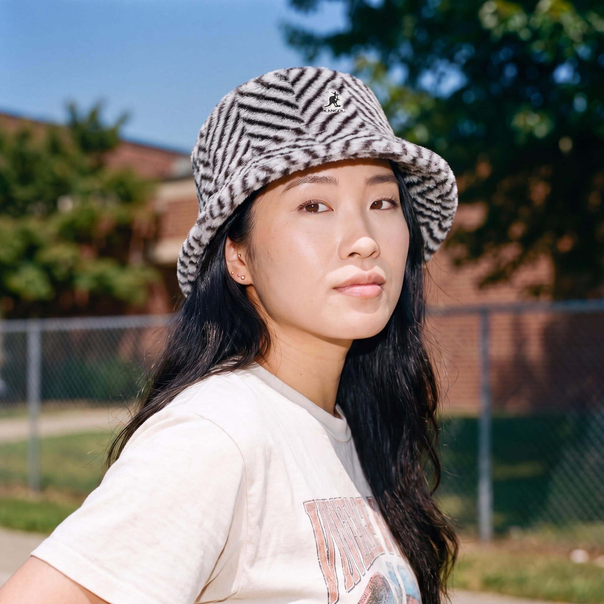 grau (female-model)