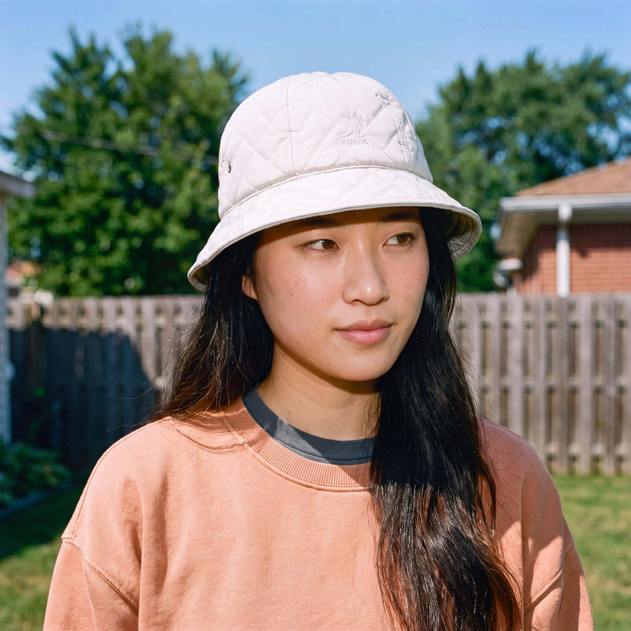 grau (female-model)