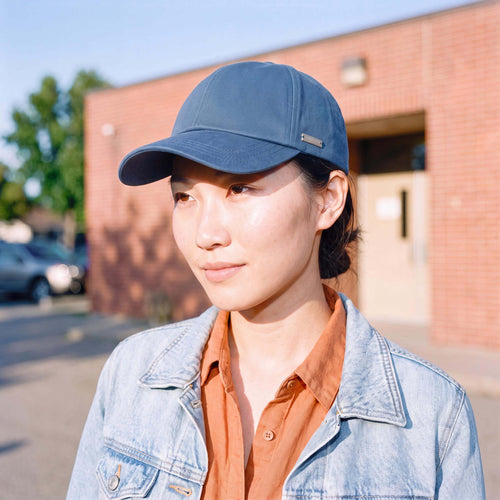 blau (female-model)