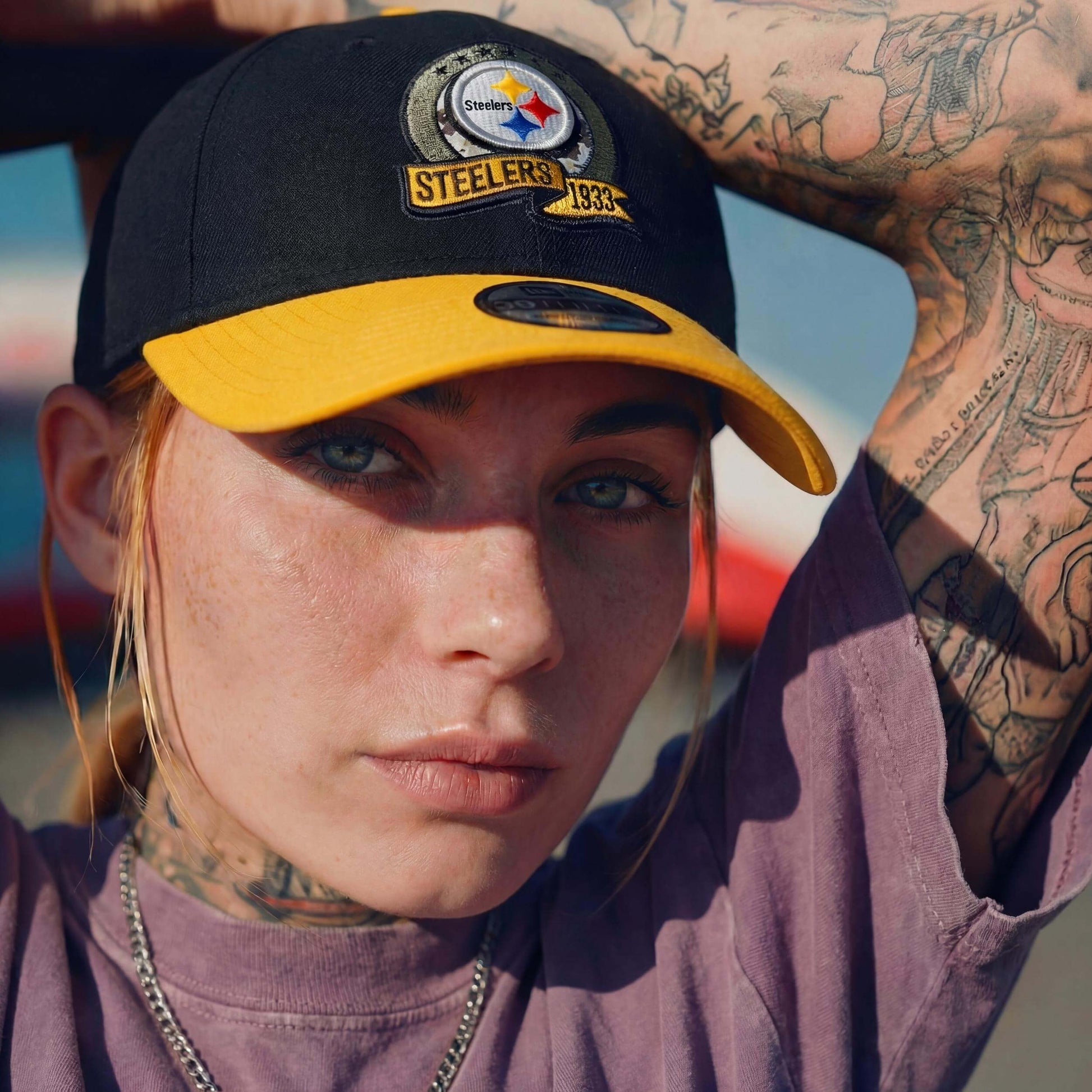 schwarz (female-model Alexis Newman)