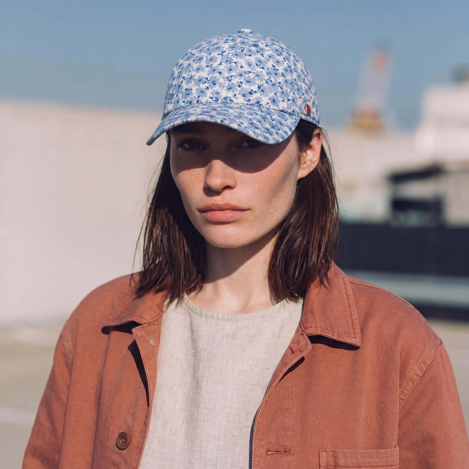 blau (female-model Nicole Capman)
