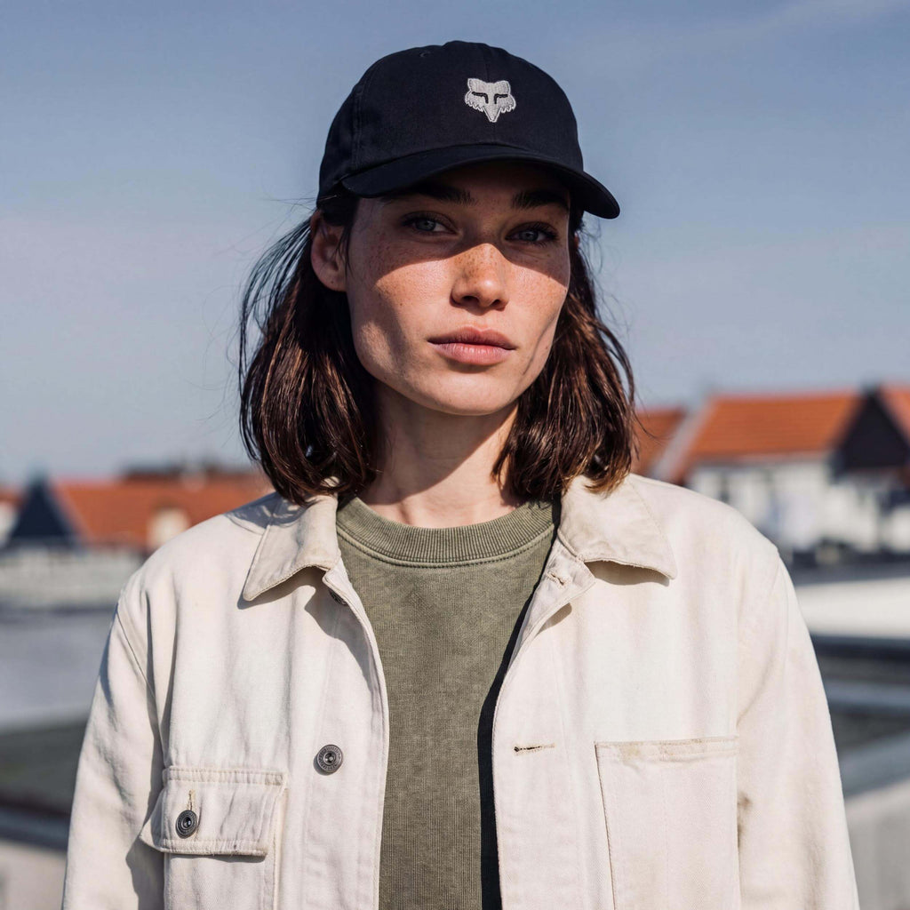 schwarz (female-model Sabrina Sanchez)