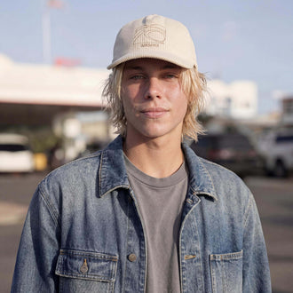 crèmewit (mannelijk model Pete Delorette)