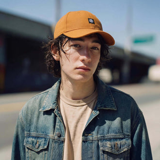 oranje (mannelijk model Serge Alvarez)