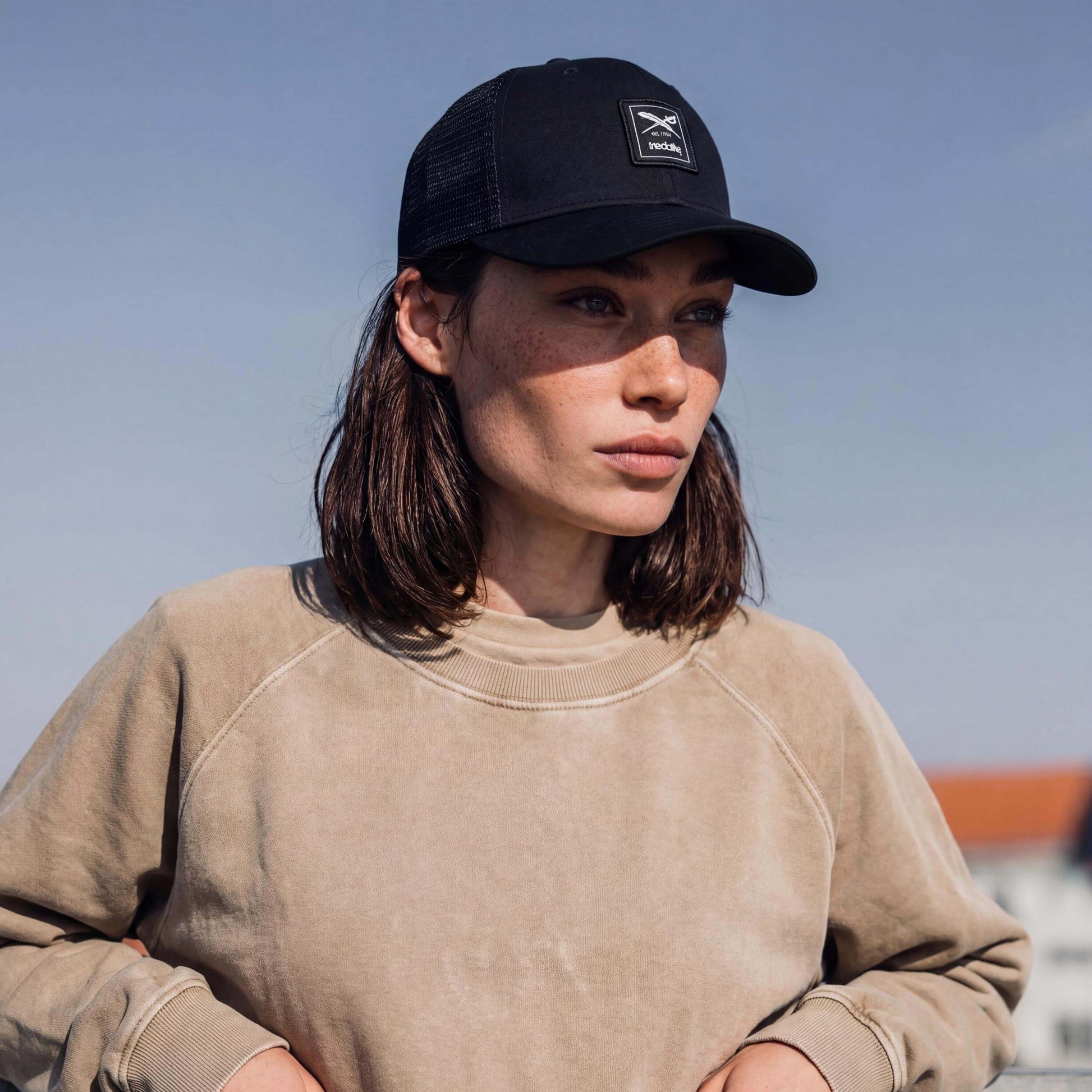 schwarz (female-model Alexis Newman)