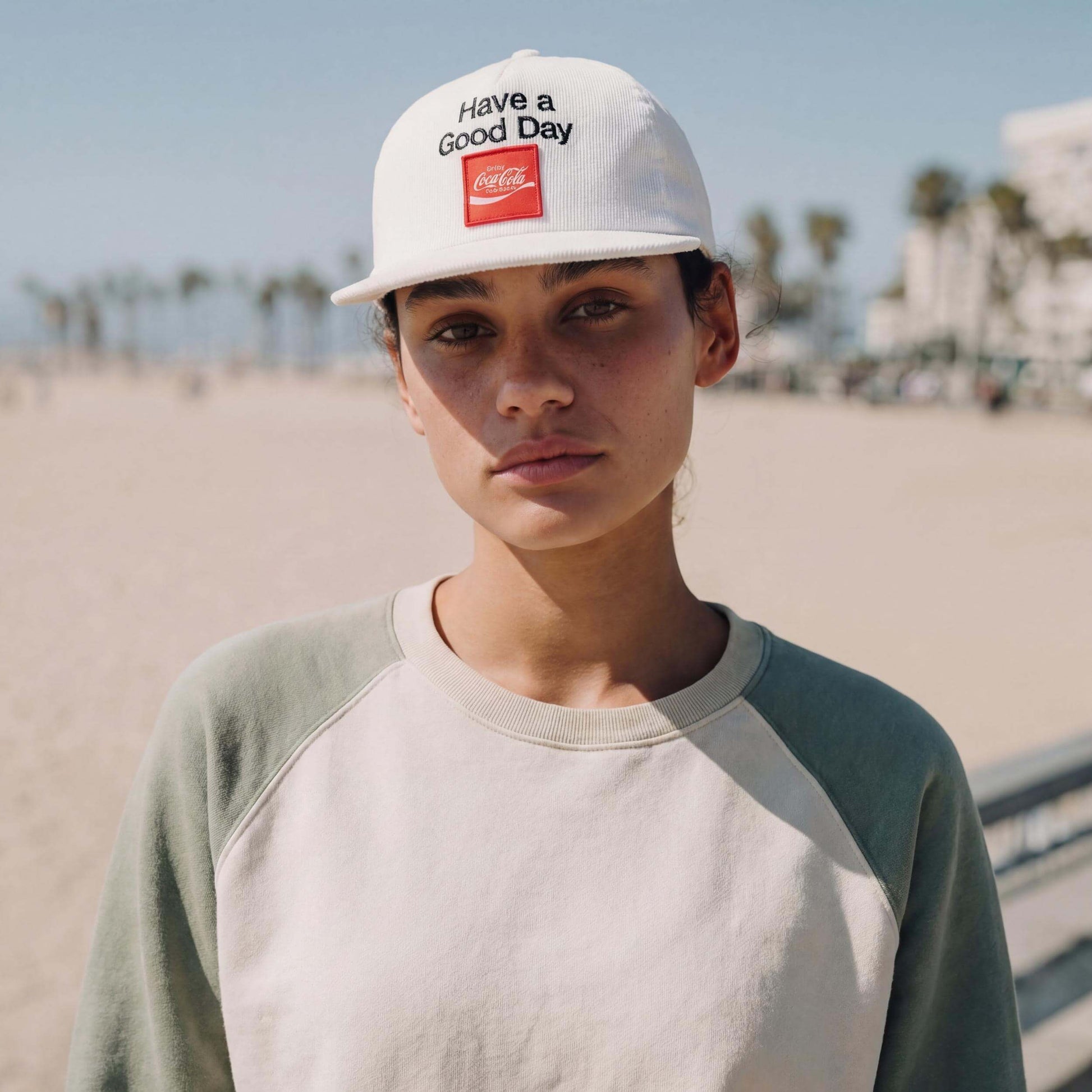 cremeweiß (female-model Zara Slater)