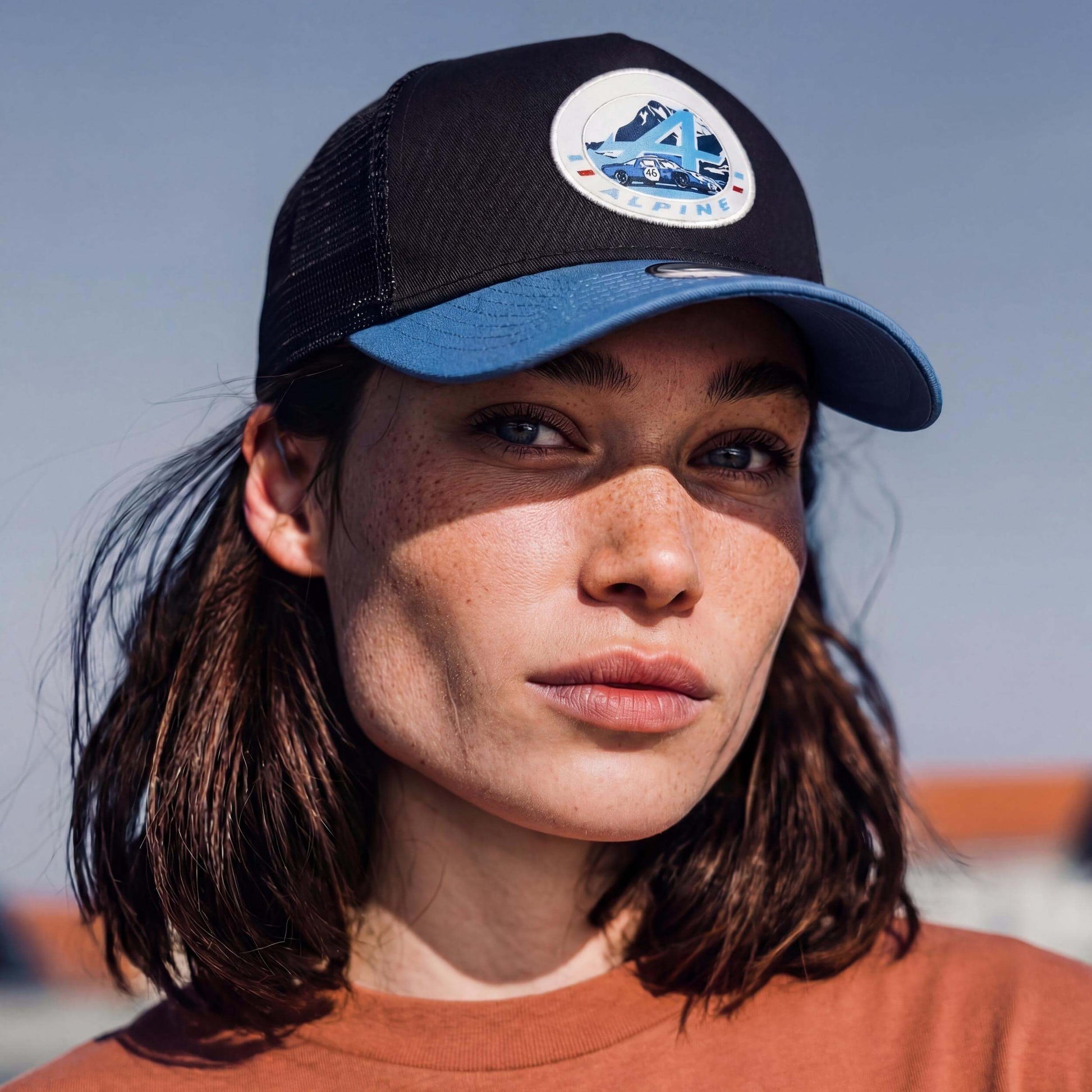 blau (female-model Annabel Oharra)