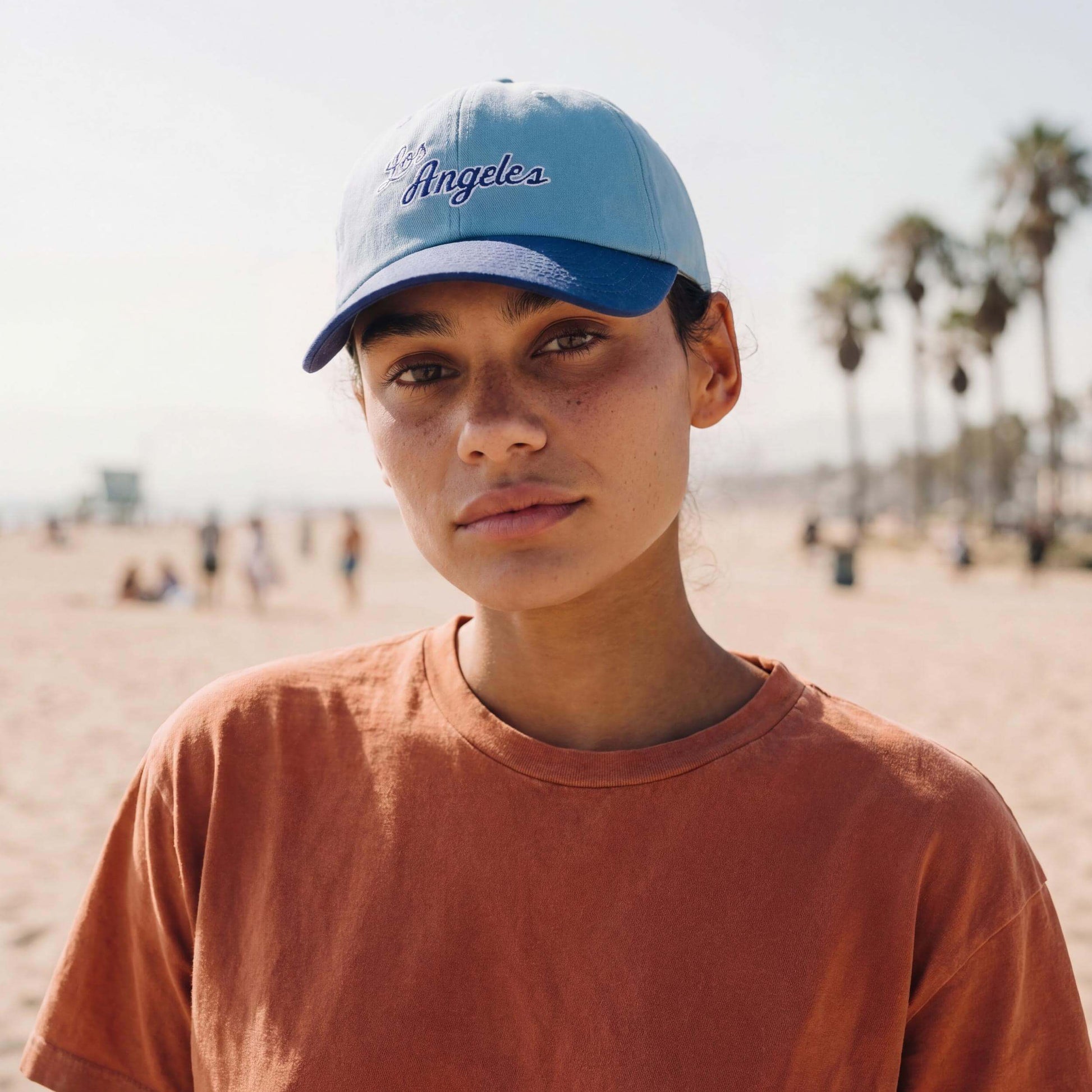 blau (female-model Zara Slater)