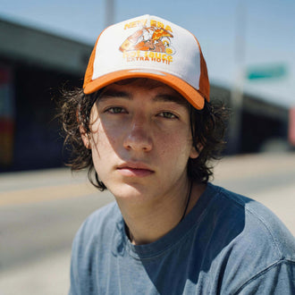 oranje (mannelijk model Luke Fermer)