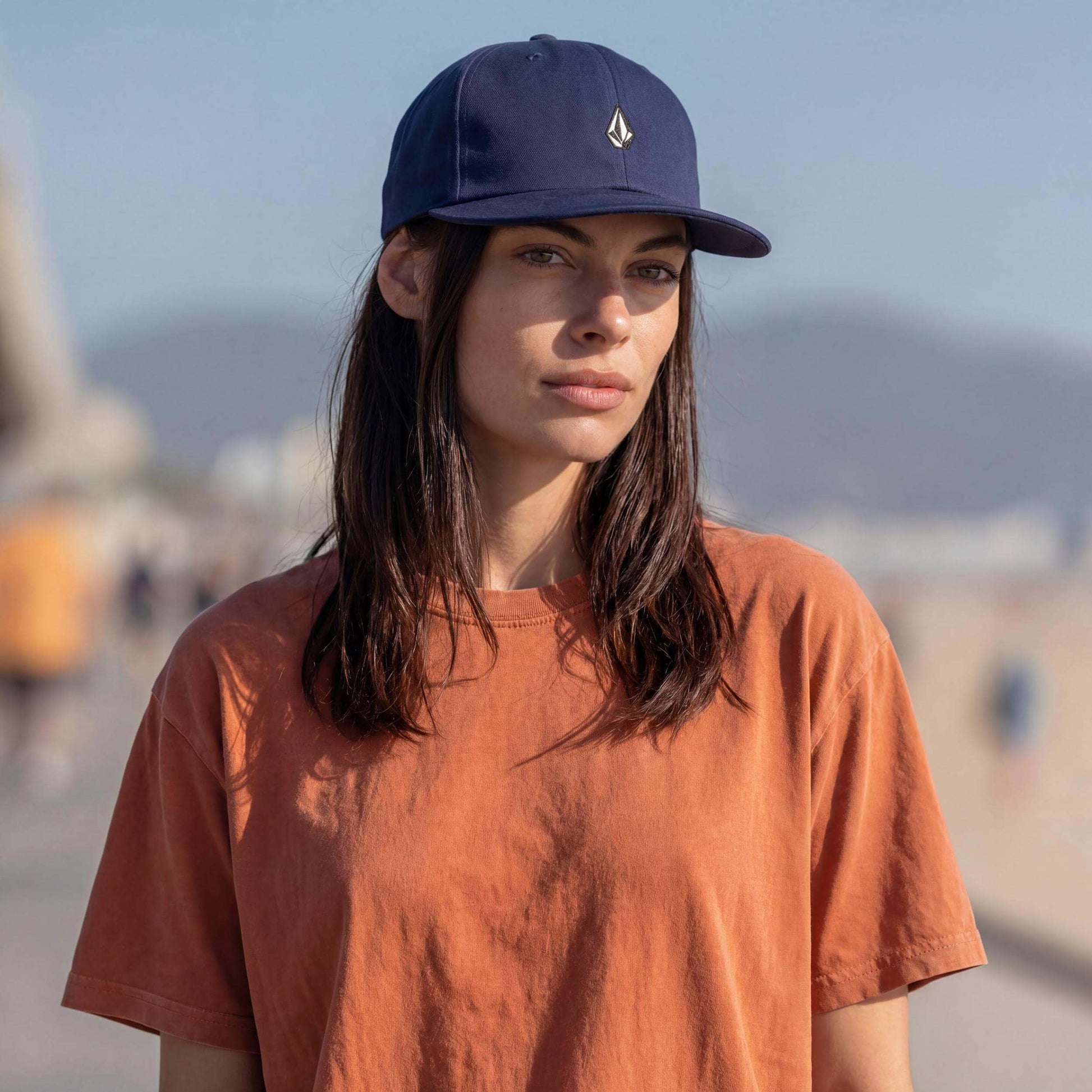 blau (female-model Natalie Polino)