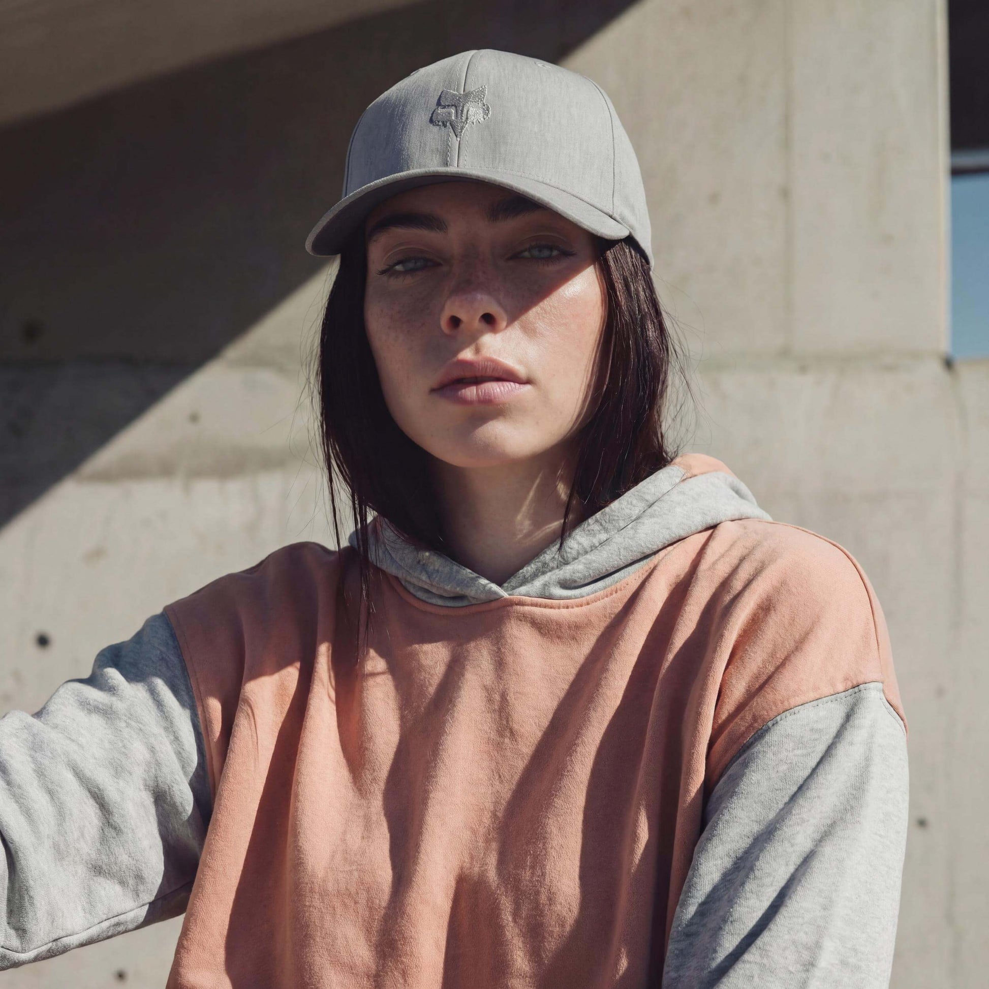 grau (female-model Annabel Oharra)